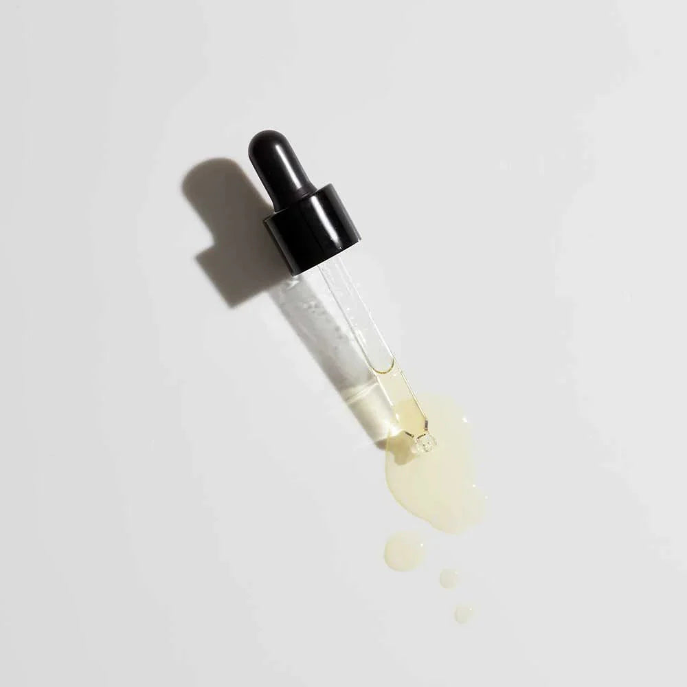 Synergie Skin LumiBalance facial oil in dropper